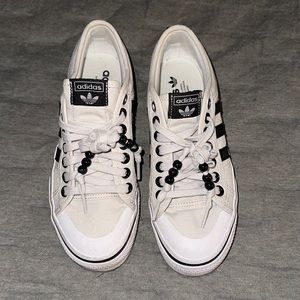 NIZZA Platform adidas sneaker in light gray with black stripes.